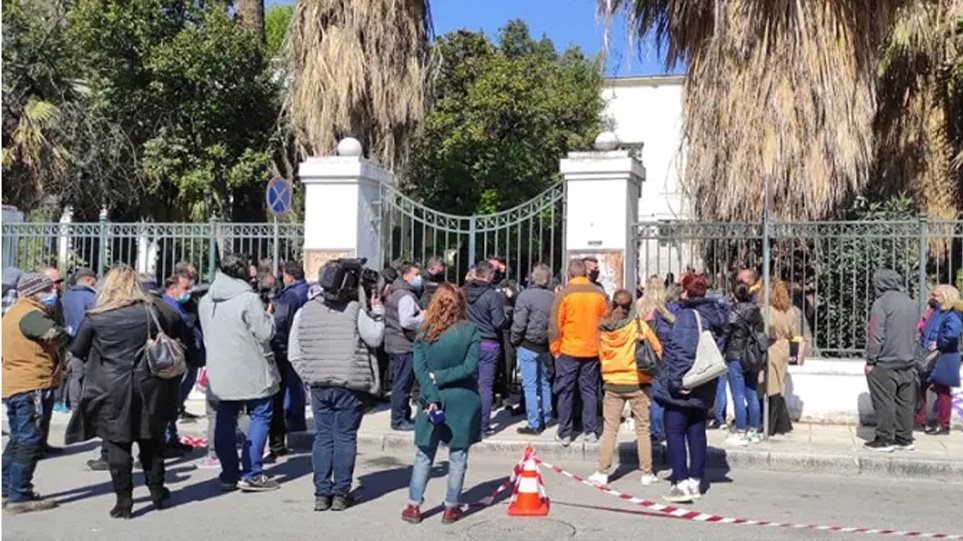Φονικό στη Μακρινίτσα: Οργή έξω από τα δικαστήρια του Βόλου – Προπηλάκισαν τον δράστη