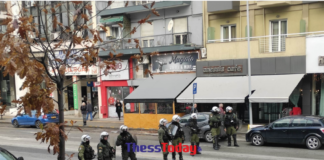 Θεσσαλονίκη: Ένταση και επεισόδια έξω από τα δικαστήρια – Κοντάρια, πέτρες και χημικά