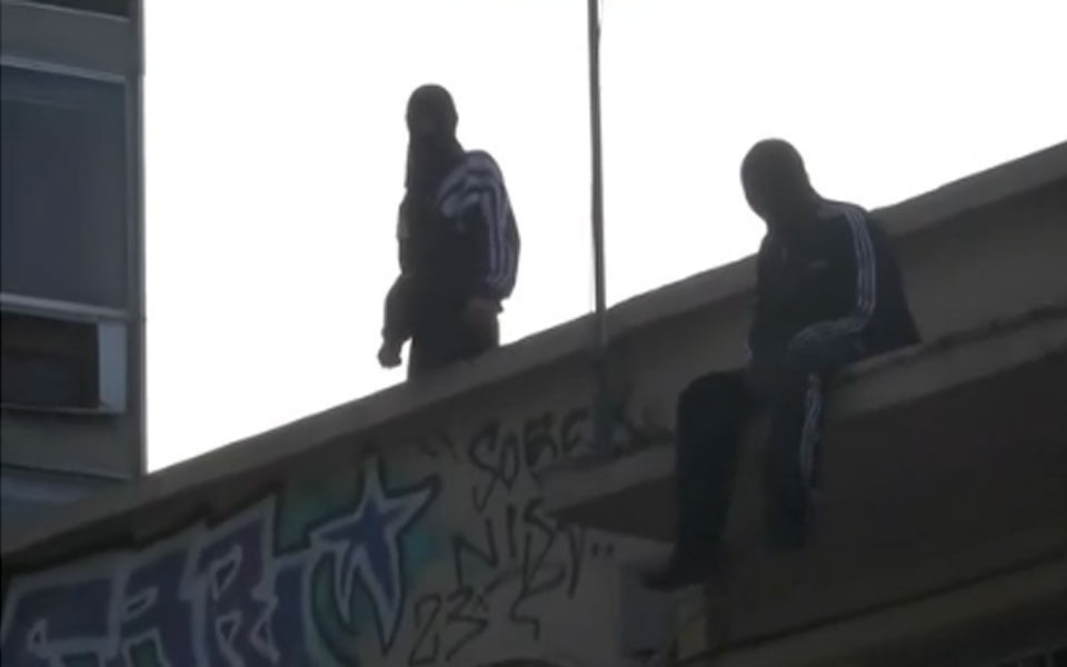 Θεσσαλονίκη: Ελεύθεροι οι δύο νεαροί που προκάλεσαν φωτιά και εγκλωβίστηκαν σε ταράτσα κτιρίου