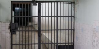 Ρόδος: Ένταση στα κρατητήρια – 29χρονος αυτοτραυματίστηκε και επιχείρησε να επιτεθεί σε αστυνομικό 29χρονος