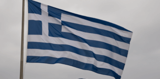 Ρόδος: Δανή αφαίρεσε την ελληνική σημαία και επιτέθηκε σε αστυνομικό σημαία