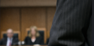 Δικηγόρος έφερε πιστόλι κατά τη διάρκεια δίκης – Η ενημέρωση της ΕνΔΕ όπλο