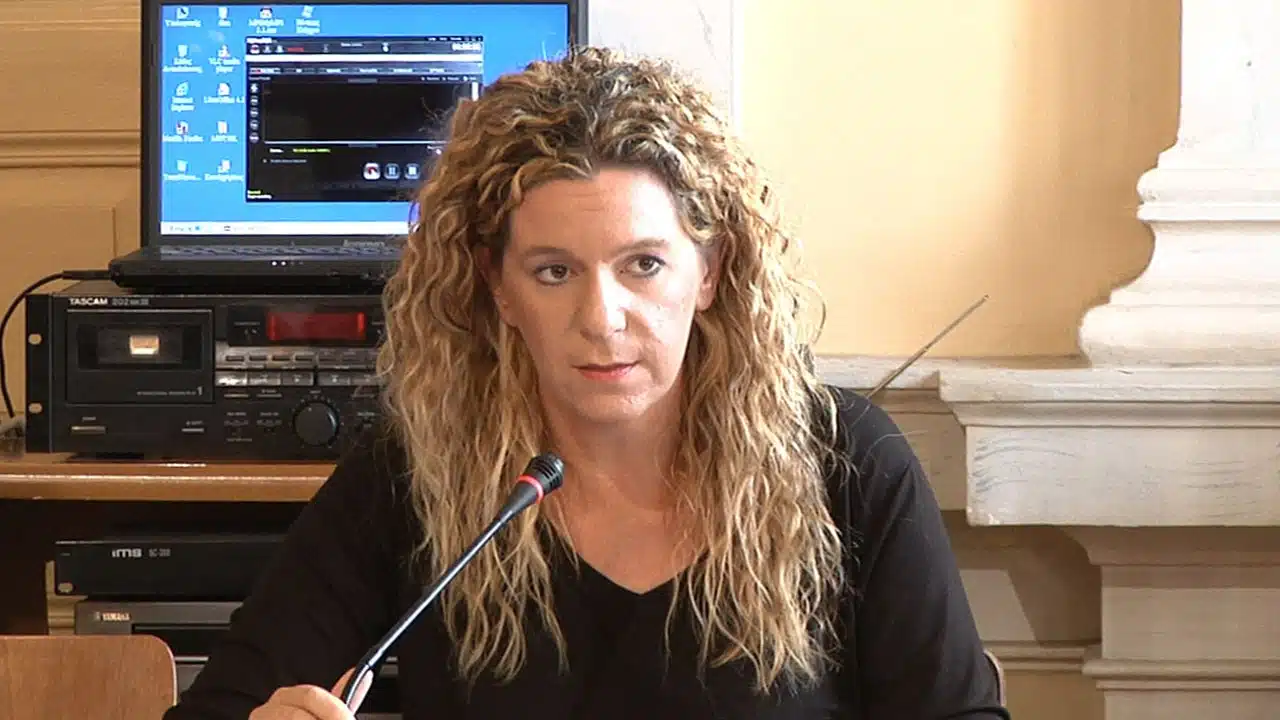 Φωτιά στην Πάρο – Η δικηγόρος του Δήμου στο eReportaz: «Πρώτα η κατάσβεση της πυρκαγιάς και μετά οι απαραίτητες διαδικασίες»