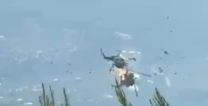 Ψάθα: Ποιος ελέγχει τελικά την έρευνα; Τα ερωτήματα πίσω από τη σύγκρουση των δύο πυροσβεστικών ελικοπτέρων