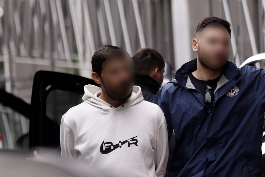 Έκρηξη στην Πλάκα: Ανθρωποκτονία με ενδεχόμενο δόλο αντιμετωπίζουν οι τρεις συλληφθέντες – Το ποινικό παρελθόν τους